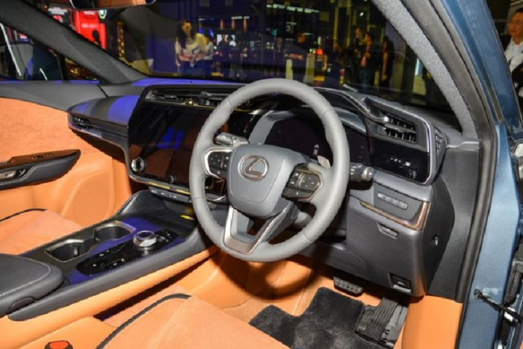 Về nội thất, khoang cabin được thiết kế tối giản nhưng sang trọng, khách hàng có thể tùy chọn nội thất được bọc bằng Ultrasuede – một loại vải siêu vi sợi tổng hợp được làm từ 30% vật liệu bền vững và có nguồn gốc sinh học. Hệ thống thông tin giải trí với màn hình 14 inch mới của Lexus tương tự như trên NX cũng được trang bị cho RZ450e.