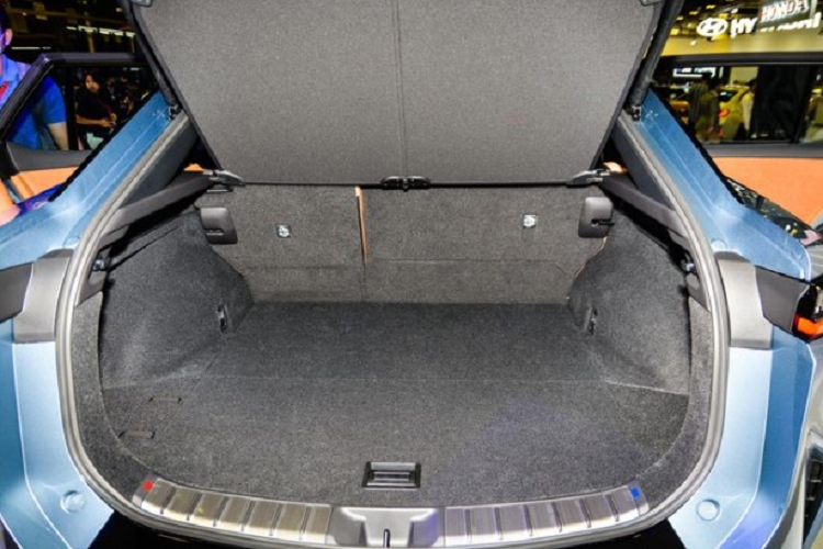 RZ450e sẽ có pin dung lượng 71,4kWh và cung cấp phạm vi hoạt động 450 km (J-WLTC) cho 1 lần sạc pin đầy. Xe sẽ đi kèm hệ dẫn động 4 bánh Direct4 toàn thời gian, cho khả năng tăng tốc từ 0-100km/h trong 5,6s và vận tốc tối đa đạt 160 km/h.