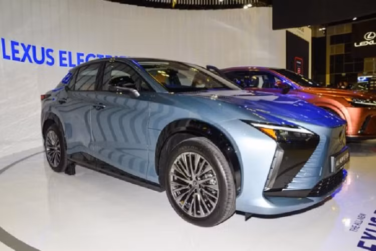 Hiện tại, mẫu SUV điện đầu tiên của Lexus đã bắt đầu được nhận đặt cọc và dự kiến sẽ sớm giao xe trong năm nay. Giá xe Lexus RZ450e 2023 khoảng 55.000 USD (1,3 tỷ đồng), sẽ cạnh tranh cùng các đối thủ như Ford Mustang Mach-E, Genesis GV60, Tesla Model Y, Audi Q4 E-Tron Sportback…