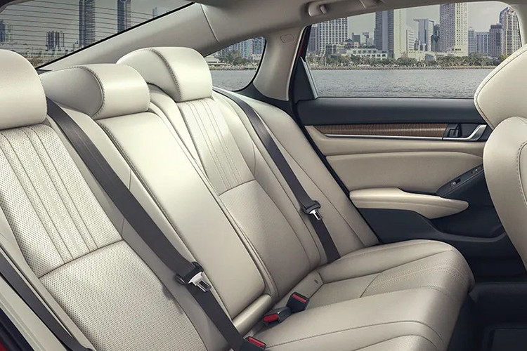 Cụ thể, mẫu xe này sở hữu kích thước dài x rộng x cao lần lượt là 4.970 x 1.862 x 1.450 mm và chiều dài cơ sở 2.830 mm. Bên cạnh đó là bảng đồng hồ kỹ thuật số, màn hình cảm ứng trung tâm 12,3 inch và các núm xoay cơ học để chỉnh điều hòa....