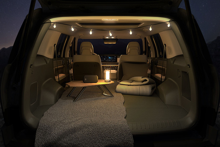 Các trang bị khác như; cổng USB Type C, 2 sạc điện thoại không dây, bệ tì tay trung tâm có thể mở theo hai hướng, gương chiếu hậu kỹ thuật số, đèn viền nội thất nhiều màu, camera hành trình, hệ thống quét vân tay, khóa kỹ thuật số, cập nhật phần mềm qua WiFi, hệ thống âm thanh Bose và hộc đựng găng khử trùng UV-C cho điện thoại/ví tiền nằm trên mặt táp-lô là những trang bị nội thất đáng chú ý trên SantaFe 2024.