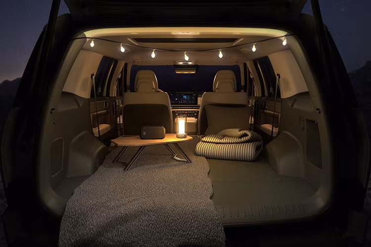 Các trang bị khác như; cổng USB Type C, 2 sạc điện thoại không dây, bệ tì tay trung tâm có thể mở theo hai hướng, gương chiếu hậu kỹ thuật số, đèn viền nội thất nhiều màu, camera hành trình, hệ thống quét vân tay, khóa kỹ thuật số, cập nhật phần mềm qua WiFi, hệ thống âm thanh Bose và hộc đựng găng khử trùng UV-C cho điện thoại/ví tiền nằm trên mặt táp-lô là những trang bị nội thất đáng chú ý trên SantaFe 2024.