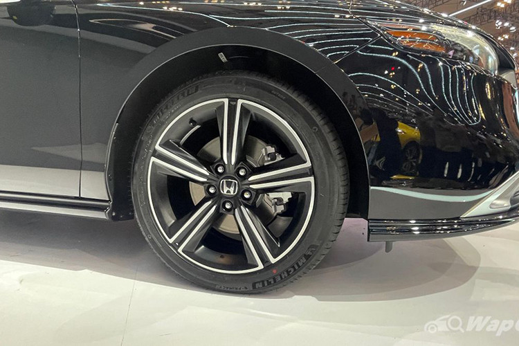 Động cơ của Honda Accord 2024 e:HEV đóng vai trò chính là máy phát điện trong khi 1 mô-tơ điện được tích hợp vào hộp số e-CVT để sạc cụm pin lithium-ion. Cụm pin này cung cấp điện cho mô-tơ điện thứ 2 mạnh 181 mã lực và 335 Nm.