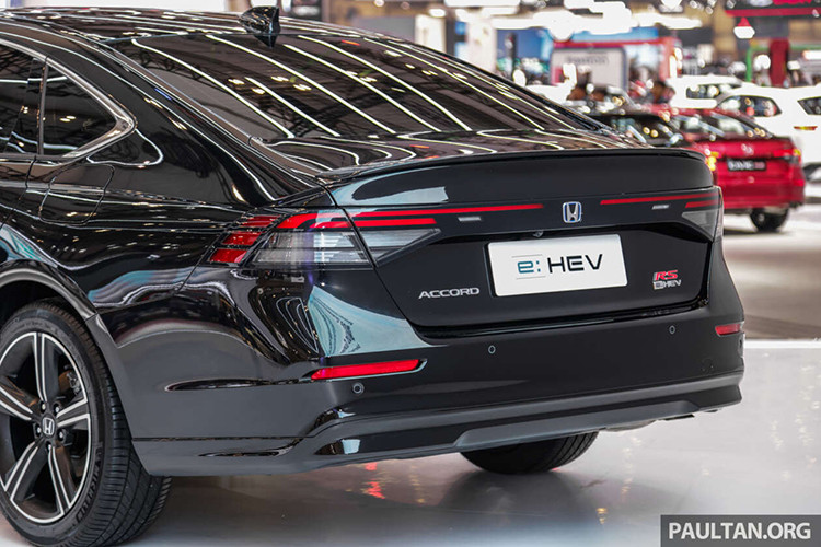 Tương tự người anh em CR-V mới, Honda Accord 2024 cũng được áp dụng phong cách thiết kế đơn giản hơn trước. Xe sở hữu lưới tản nhiệt mới với thiết kế hình lục giác, nối liền với cụm đèn pha LED gọn gàng, tích hợp dải đèn LED định vị ban ngày. Nẹp mạ crôm nằm vắt ngang trên đầu xe đã biến mất. Trong khi đó, cản trước lại có thêm 2 khe gió với viền màu bạc và hốc gió trung tâm mở rộng, trải dài sang hai bên.