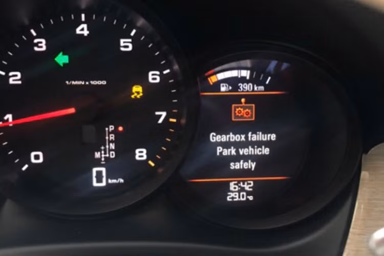 Khach hang yeu cau Porsche Viet Nam lam ro viec xe di thay can truoc... ve hong hop so?-Hinh-3