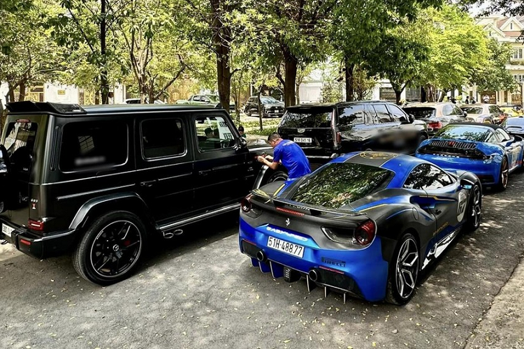 Cá tính hơn, chiếc xe McLaren Senna của Hoàng Kim Khánh còn có màu sơn Cerberus Pearl do bộ phận cá nhân hoá McLaren Special Operations (MSO) của hãng xe McLaren tạo ra, trên thế giới, chỉ còn đúng 1 xe mang mã màu này, hiện đang định cư ở Nhật Bản.