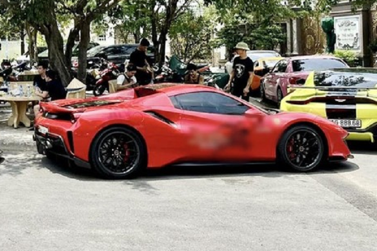 Cung cấp sức mạnh cho siêu phẩm McLaren Senna mang màu Cerberus Pearl độc nhất Việt Nam của Hoàng Kim Khánh là khối động cơ xăng V8, tăng áp kép, dung tích 4.0 lít, nhưng cho ra công suất tối đa lên đến 789 mã lực, cao hơn 79 mã lực so với 720S và 49 con ngựa so với mẫu xe hàng hiếm 765LT. Mô-men xoắn cực đại của McLaren Senna là 800 Nm.