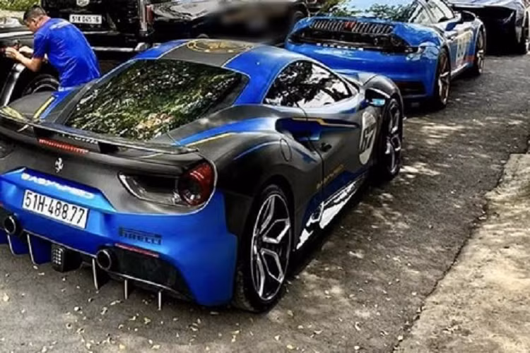 Ngoài siêu xe triệu đô hypercar McLaren Senna của Hoàng Kim Khánh, đoàn siêu xe có mặt trước nhà riêng của đại gia này vào trưa nay còn có những cái tên nổi bật khác như siêu xe Lamborghini Huracan LP610-4, Lamborghini Aventador LP700-4,...