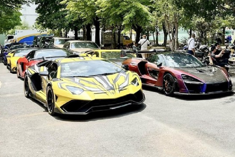 Nội công của siêu xe McLaren Senna sẽ được truyền về trục bánh sau thông qua hộp số ly hợp kép 7 cấp, nhờ đó, McLaren Senna chỉ cần thời gian 2,8 giây để tăng tốc từ vị trí xuất phát lên 100 km/h. Tốc độ tối đa siêu phẩm hypercar của Hoàng Kim Khánh có thể đạt được tương đương với xe McLaren 720S là 341 km/h.
