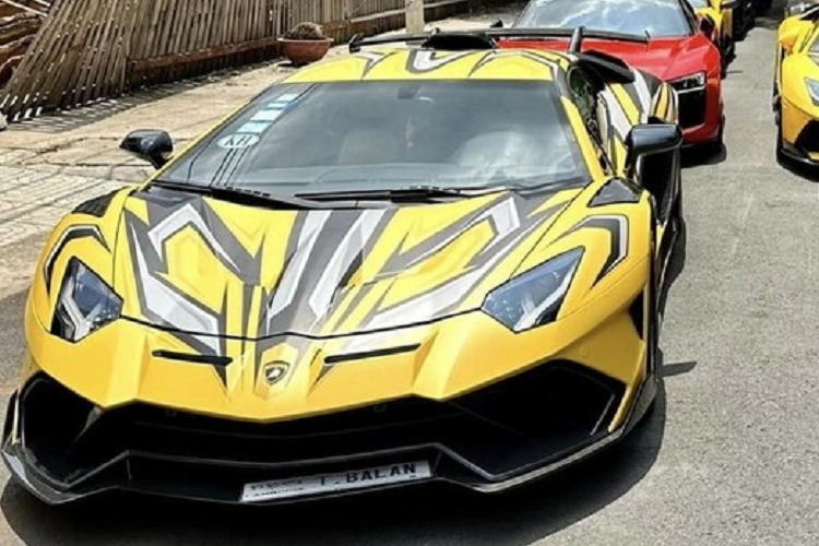 Mới đây, tại nhà riêng của đại gia Hoàng Kim Khánh, quận 12, TP HCM đã có hàng chục siêu xe tập trung, lý do cho buổi họp mặt này là để chuẩn bị hành trình siêu xe trăm tỷ di chuyển đi xuống Thành phố Rạch Giá, tỉnh Kiên Giang trước khi đoàn di chuyển lên phà cao tốc Thạnh Thới để sang đảo ngọc Phú Quốc.