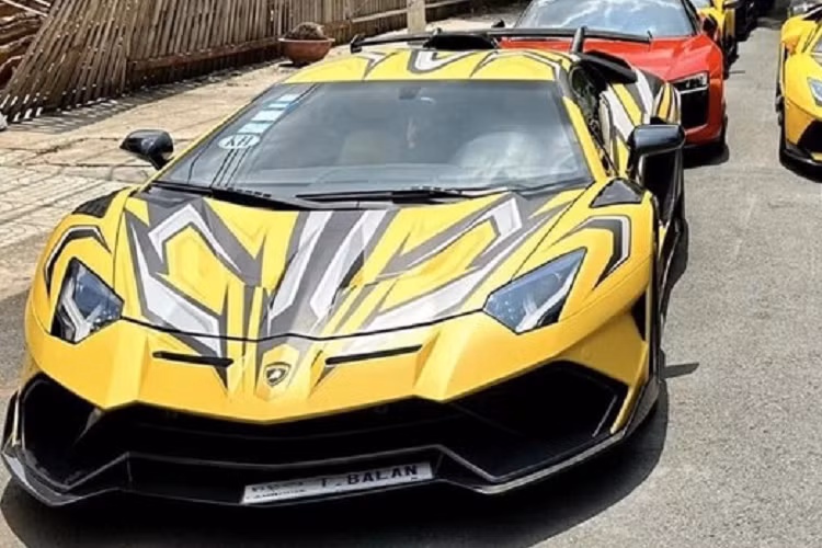 Mới đây, tại nhà riêng của đại gia Hoàng Kim Khánh, quận 12, TP HCM đã có hàng chục siêu xe tập trung, lý do cho buổi họp mặt này là để chuẩn bị hành trình siêu xe trăm tỷ di chuyển đi xuống Thành phố Rạch Giá, tỉnh Kiên Giang trước khi đoàn di chuyển lên phà cao tốc Thạnh Thới để sang đảo ngọc Phú Quốc.