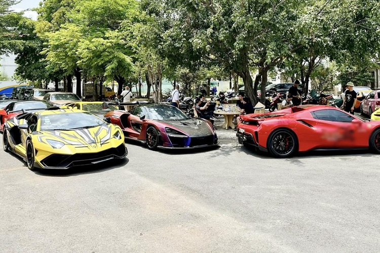 Như vậy, dàn siêu xe của Hoàng Kim Khánh và những người bạn đã sẵn sàng lên đường để xuống phà cao tốc Thạnh Thới, sang đảo Phú Quốc. Trong số này, tâm điểm của mọi sự chú ý là sự góp mặt của McLaren Senna, siêu xe được giới hạn 500 chiếc trên toàn thế giới.