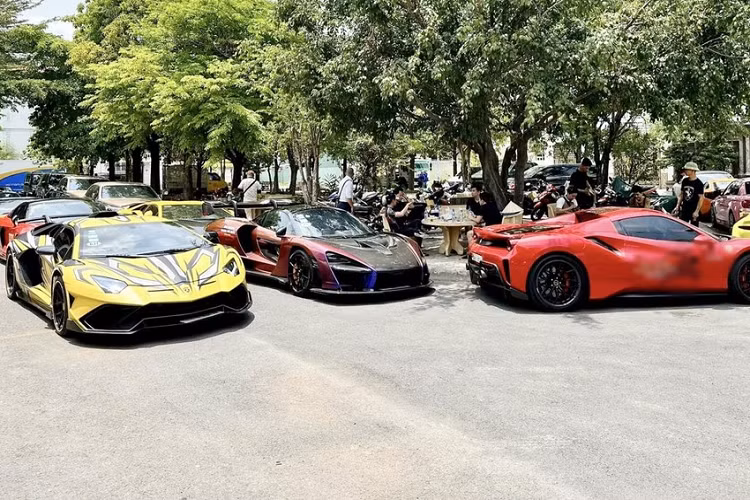 Như vậy, dàn siêu xe của Hoàng Kim Khánh và những người bạn đã sẵn sàng lên đường để xuống phà cao tốc Thạnh Thới, sang đảo Phú Quốc. Trong số này, tâm điểm của mọi sự chú ý là sự góp mặt của McLaren Senna, siêu xe được giới hạn 500 chiếc trên toàn thế giới.