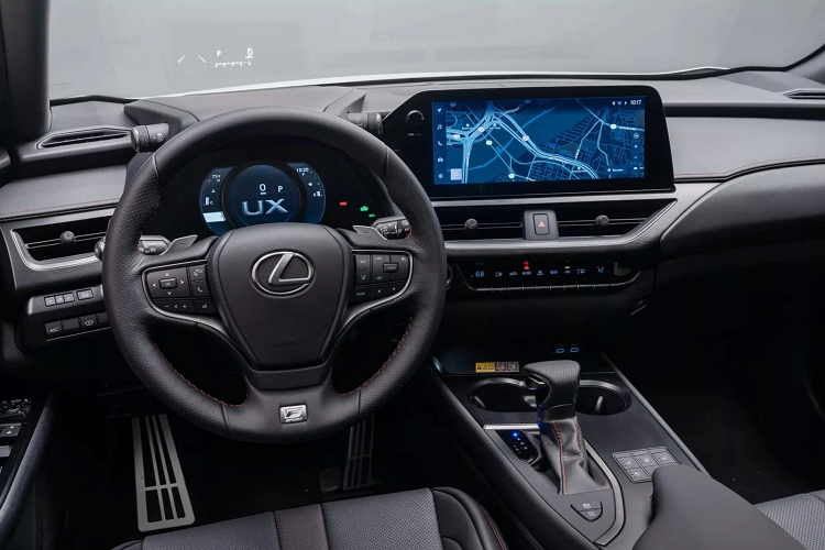 Tiến vào bên trong, mẫu xe sang Lexus UX 250h 2024 sử dụng giao diện điều khiển kỹ thuật số với màn hình 7 inch sau vô lăng và màn hình thông tin giải trí trung tâm Lexus Interface 8 inch.