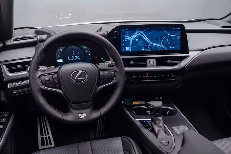 Tiến vào bên trong, mẫu xe sang Lexus UX 250h 2024 sử dụng giao diện điều khiển kỹ thuật số với màn hình 7 inch sau vô lăng và màn hình thông tin giải trí trung tâm Lexus Interface 8 inch.