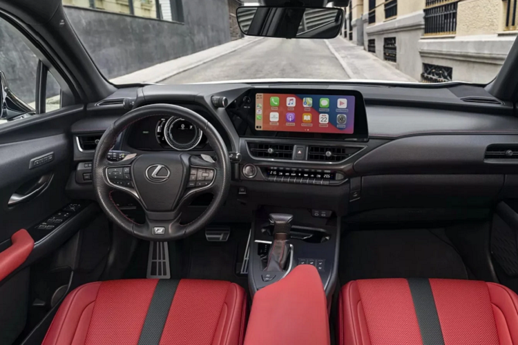 Thân và các hốc bánh được bảo vệ bởi các tấm ốp nhựa, trong khi la-zăng hợp kim 18 inch khá lớn với kích thước tổng thể. Hệ thống chiếu sáng vẫn sử dụng đèn dạng LED, kết hợp cùng giá nóc bằng hợp kim nhôm.