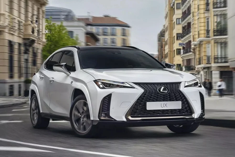 So với phiên bản tiền nhiệm, Lexus UX 250h 2024 mới có giá cao hơn 640 USD, và khi cộng với phí giao hàng, giá bán mẫu xe này dao dộng từ 1.075 – 1.150 USD. Thiết kế bên ngoài Lexus UX 250h 2024 không có nhiều thay đổi. Vẫn là kiểu dáng góc cạnh và lưới tản nhiệt hình con suốt đặc trưng.