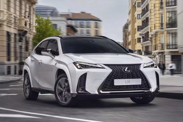 So với phiên bản tiền nhiệm, Lexus UX 250h 2024 mới có giá cao hơn 640 USD, và khi cộng với phí giao hàng, giá bán mẫu xe này dao dộng từ 1.075 – 1.150 USD. Thiết kế bên ngoài Lexus UX 250h 2024 không có nhiều thay đổi. Vẫn là kiểu dáng góc cạnh và lưới tản nhiệt hình con suốt đặc trưng.