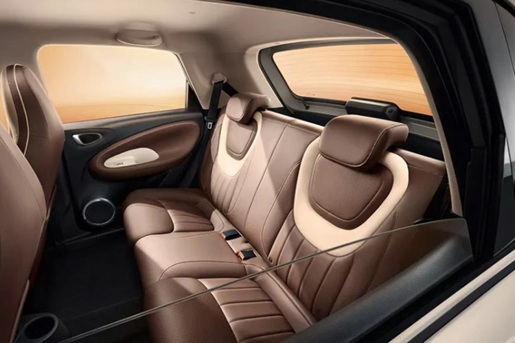 Xe sở hữu một số trang bị an toàn cơ bản như: phanh ABS/EBD, phanh tay điện tử, hỗ trợ giữ phanh tự động, cân bằng điện tử, camera lùi, giám sát áp suất lốp, chìa khóa thông minh, khởi động nút bấm, kiểm soát hành trình.