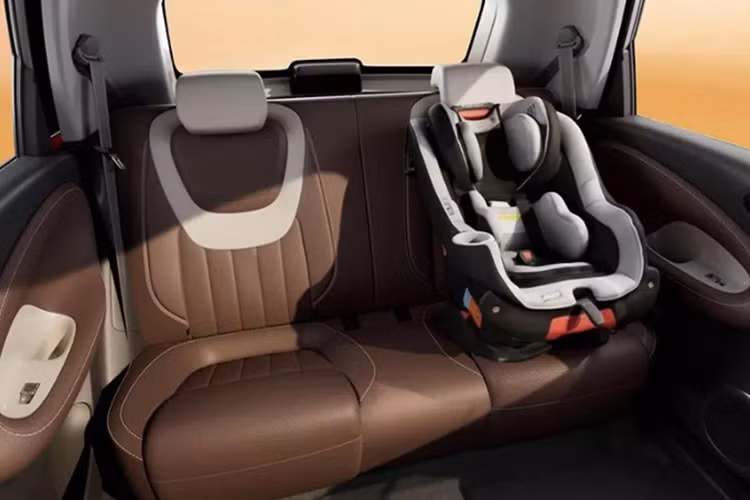 Trong khi đó, phiên bản Premium Range được trang bị pin LFP với dung lượng 37,9 kWh và hỗ trợ cả sạc chậm AC lẫn sạc nhanh DC. Với bộ sạc nhanh, thời gian tăng dung lượng pin từ 30% lên 80% sẽ là 35 phút. Vận tốc tối đa đến từ Bingo là 130 km/h.