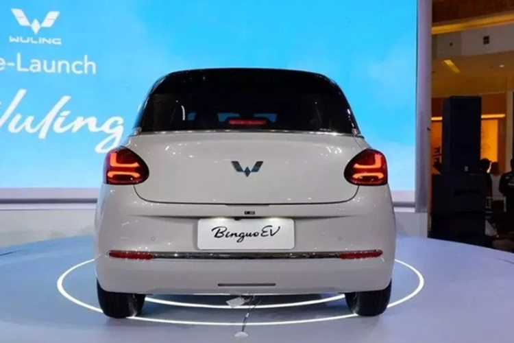 Được biết, mẫu xe này đã nhận về hơn 3.000 đơn hàng tại Indonesia chỉ sau ngày mở bán đầu tiên cách đây một tháng. Theo nhiều đồn đoán, Wuling Bingo EV sẽ được mở bán ở nước ta trong năm 2024, cùng một mẫu xe điện mini cạnh tranh trực tiếp với VinFast VF 3.