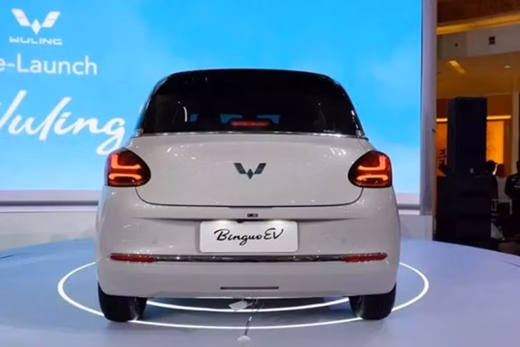 Được biết, mẫu xe này đã nhận về hơn 3.000 đơn hàng tại Indonesia chỉ sau ngày mở bán đầu tiên cách đây một tháng. Theo nhiều đồn đoán, Wuling Bingo EV sẽ được mở bán ở nước ta trong năm 2024, cùng một mẫu xe điện mini cạnh tranh trực tiếp với VinFast VF 3.