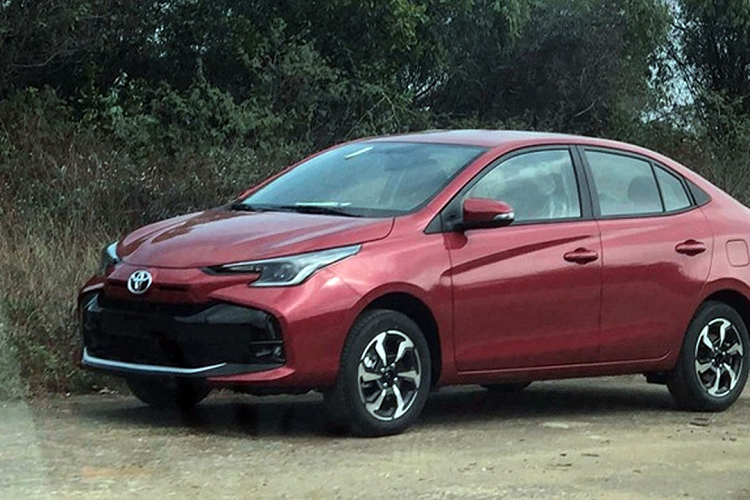 Bên cạnh đó, còn một lý do khác đó là nhiều khả năng những người quan tâm đến Vios đang chờ đợi sự xuất hiện của phiên bản mới. Hình ảnh của một chiếc sedan Toyota lạ mắt, được cho là Vios 2023, đã lan truyền trên mạng xã hội từ đầu năm khi được bắt gặp tại nhiều địa điểm khác nhau quanh khu vực Hà Nội.