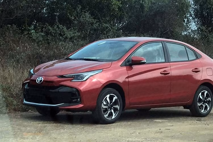 Bên cạnh đó, còn một lý do khác đó là nhiều khả năng những người quan tâm đến Vios đang chờ đợi sự xuất hiện của phiên bản mới. Hình ảnh của một chiếc sedan Toyota lạ mắt, được cho là Vios 2023, đã lan truyền trên mạng xã hội từ đầu năm khi được bắt gặp tại nhiều địa điểm khác nhau quanh khu vực Hà Nội.