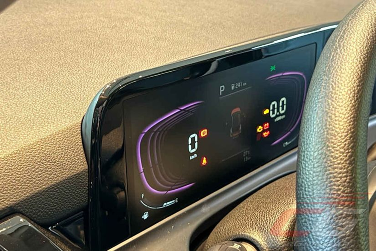 Chưa dừng ở đó, Kia Seltos 2024 tại thị trường Philippines còn có bộ vành hợp kim mới với đường kính 17 inch. Đằng sau mẫu SUV cỡ B này xuất hiện cụm đèn hậu mới với thiết kế vắt ngang đuôi xe. Thiết kế này khiến khu vực phía sau xe trông rộng và bề thế hơn. Cản sau của xe cũng đi kèm ốp màu bạc mới, tương tự cản trước.