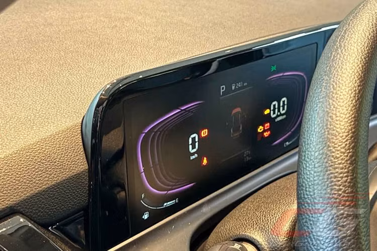 Chưa dừng ở đó, Kia Seltos 2024 tại thị trường Philippines còn có bộ vành hợp kim mới với đường kính 17 inch. Đằng sau mẫu SUV cỡ B này xuất hiện cụm đèn hậu mới với thiết kế vắt ngang đuôi xe. Thiết kế này khiến khu vực phía sau xe trông rộng và bề thế hơn. Cản sau của xe cũng đi kèm ốp màu bạc mới, tương tự cản trước.