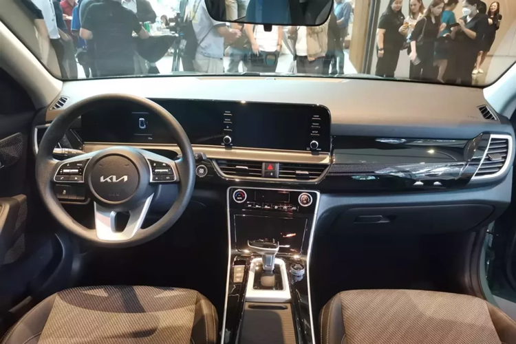 Được áp dụng phong cách thiết kế mới của thương hiệu Kia, Seltos 2024 sở hữu phần đầu xe cải tiến, tạo cảm giác thể thao hơn. Tại đây, xe được trang bị lưới tản nhiệt, cụm đèn pha và dải đèn LED định vị ban ngày kiêm đèn báo rẽ mới.