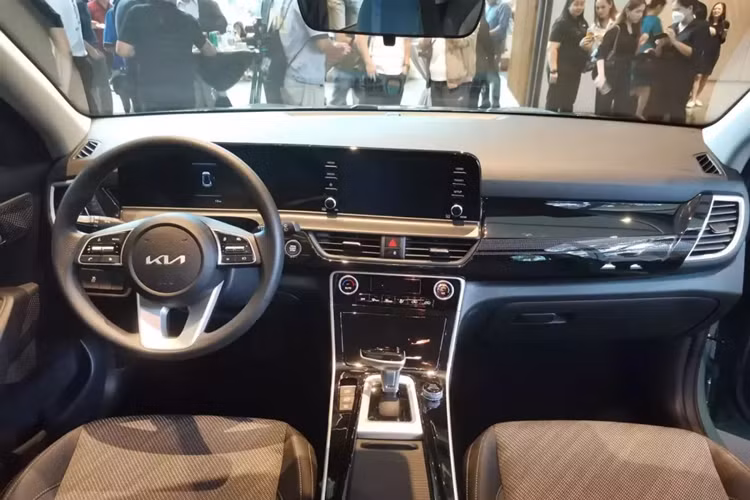 Được áp dụng phong cách thiết kế mới của thương hiệu Kia, Seltos 2024 sở hữu phần đầu xe cải tiến, tạo cảm giác thể thao hơn. Tại đây, xe được trang bị lưới tản nhiệt, cụm đèn pha và dải đèn LED định vị ban ngày kiêm đèn báo rẽ mới.