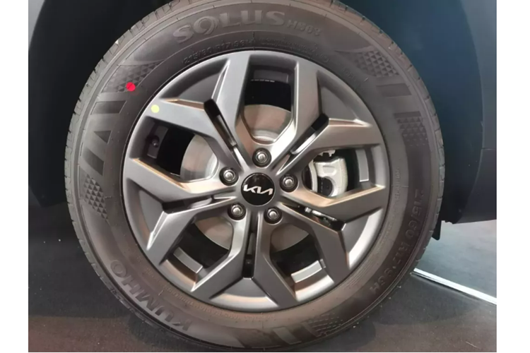 Bên trong Kia Seltos 2024 là không gian nội thất tạo cảm giác hiện đại và cao cấp hơn nhờ sự xuất hiện của màn hình cong mới trên mặt táp-lô, tích hợp bảng đồng hồ kỹ thuật số và màn hình cảm ứng trung tâm cùng có kích thước 10,25 inch. Thêm vào đó là cửa sổ trời toàn cảnh, đèn viền trang trí nội thất và sạc điện thoại không dây mới.