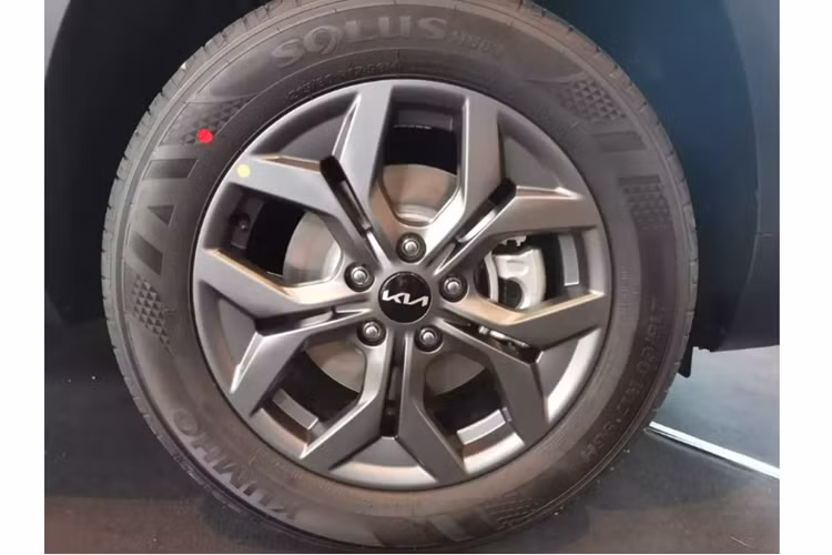 Bên trong Kia Seltos 2024 là không gian nội thất tạo cảm giác hiện đại và cao cấp hơn nhờ sự xuất hiện của màn hình cong mới trên mặt táp-lô, tích hợp bảng đồng hồ kỹ thuật số và màn hình cảm ứng trung tâm cùng có kích thước 10,25 inch. Thêm vào đó là cửa sổ trời toàn cảnh, đèn viền trang trí nội thất và sạc điện thoại không dây mới.