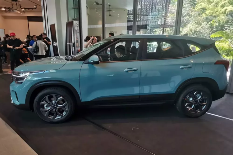 Bản tiêu chuẩn của xe chỉ có ghế bọc nỉ, vô lăng 3 chấu bọc urethane, bảng đồng hồ với màn hình đa thông tin TFT LCD 4,2 inch, màn hình cảm ứng trung tâm 8 inch