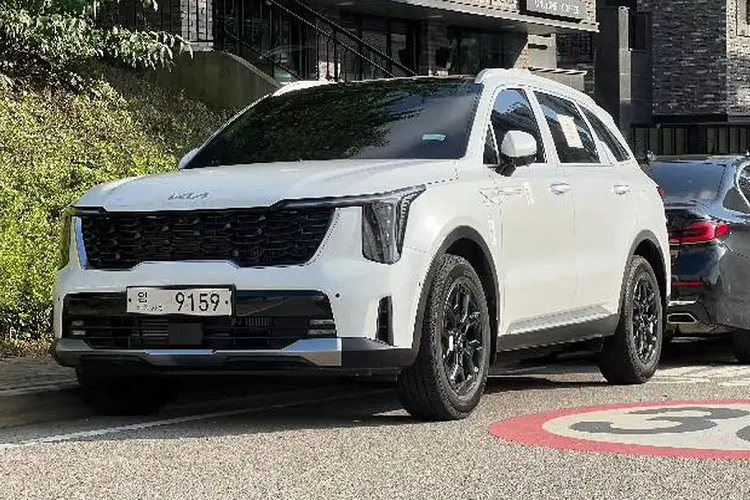 Kia Sorento thế hệ thứ tư ra mắt hồi tháng 2 năm 2020 và sau 3 năm nhà sản xuất ôtô Hàn Quốc đã chính thức trình làng phiên bản nâng cấp giữa vòng đời. Theo kế hoạch, Kia Sorento 2024 mới sẽ được giới thiệu tại Hàn Quốc đầu tiên, sau đó là thị trường quốc tế.