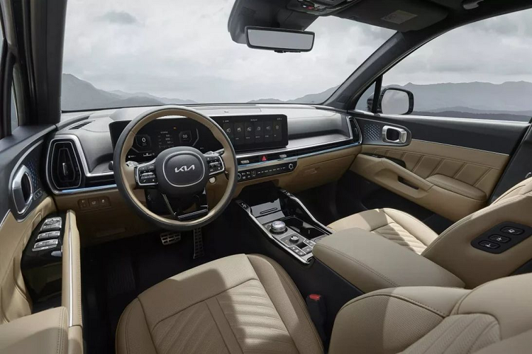 Bên trong cabin, Kia Sorento 2024 có nhiều thay đổi về thiết kế hơn và bố cục tổng thể giờ đây gọn gàng hơn rất nhiều. Nổi bật là màn hình cong trải dài ở bảng táp-lô, gồm màn cảm ứng trung tâm và bảng đồng hồ kỹ thuật số đồng cỡ 12,3 inch.