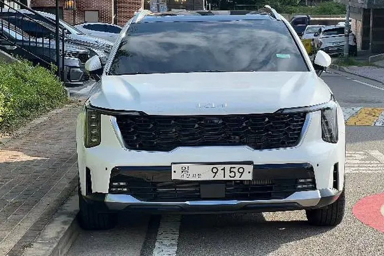 Cản trước được chỉnh sửa, đường nét rõ ràng, gọn hơn và cũng được bổ sung thêm khe hút gió đặt dọc. Nhìn chung, thiết kế phần đầu của Kia Sorento 2024 khá giống với Kia EV9. Ở bên hông, xe không có nhiều khác biệt so với phiên bản cũ ngoại trừ bộ mâm xe hợp kim thiết kế mới.