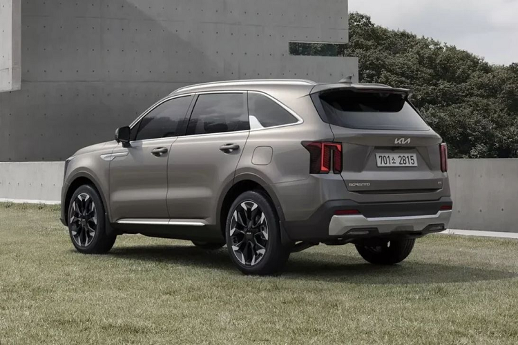 Lưới tản nhiệt "mũi hổ" của Sorento 2024 cũng đã được tinh chỉnh, lớn hơn và liền mạch với đèn trước. Trên phiên bản cũ, logo của Kia tích hợp ở vị trí trung tâm của lưới tản nhiệt, giờ đây logo này đã được đặt lại lên nắp ca-pô. Phần mui xe cũng được làm lại, mượt mà hơn.