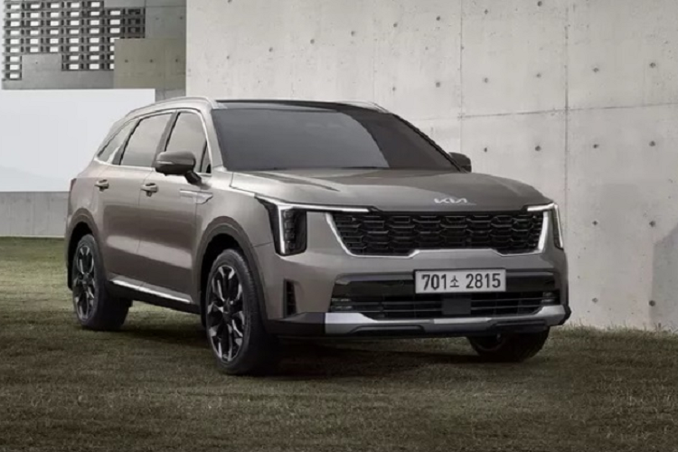 Mẫu xe SUV Kia Sorento 2024 có kiểu dáng cứng cáp nhưng hiện đại. So với phiên bản cũ, xe có những thay đổi rõ ràng nhất ở phần đầu xe. Đầu tiên là cụm đèn pha mới, đặt dọc kết hợp cùng đèn chạy ban ngày cũng được thiết kế lại, tạo thành hình chữ T lạ mắt.