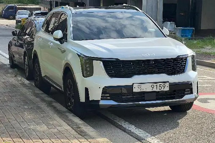 Về truyền động, xe sẽ được cung cấp loạt các tuỳ chọn động cơ, bao gồm: động cơ dầu 2.2L tăng áp, động cơ xăng 2.5L và động cơ hybrid xăng 1.6L, tương tự đời cũ. Thông số chi tiết giá xe Kia Sorento 2024 và từng loại động cơ sẽ được hãng tiết lộ vào thời điểm công bố vào tháng 8/2023.