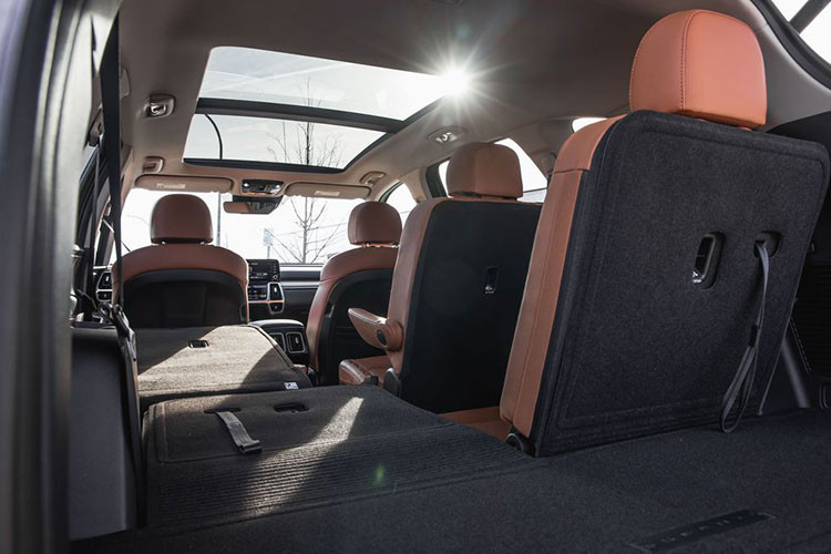 Không chỉ được trang bị màn hình cảm ứng mới, Kia cho biết hãng đã sử dụng hệ thống thông tin giải trí thế hệ tiếp theo “ccNC” trên Sorento 2024. Ngay bên dưới màn hình này là hốc gió điều hòa mảnh mai, dải đèn nền mới và hệ thống điều khiển điều hòa.