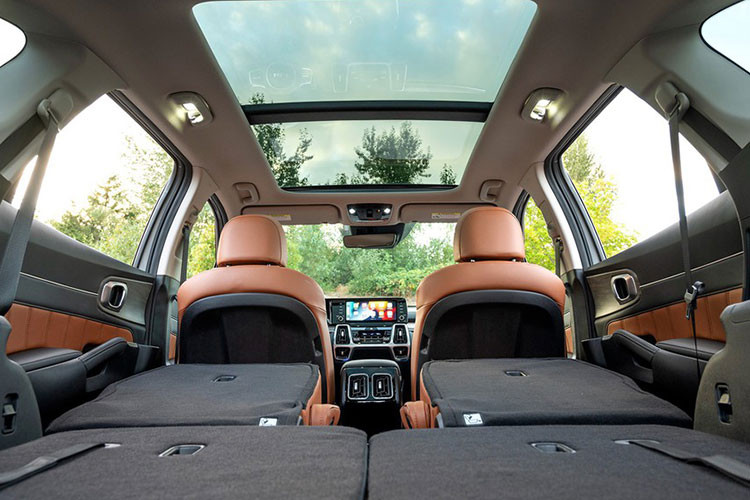 Đáng chú ý, trên Kia Sorento 2024 bản nâng cấp mới này còn được bổ sung hệ thống xác nhận dấu vân tay nằm trên bảng điều khiển trung tâm. Trang bị này cho phép chủ sở hữu dễ dàng khởi động xe, kích hoạt chế độ người phục vụ hay thanh toán các khoản chi phí.