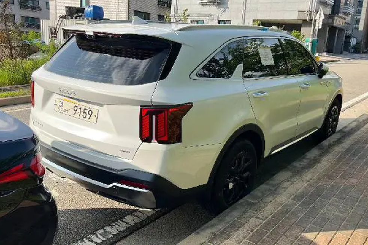 Di chuyển ra phía sau, phiên bản cập nhật của Kia Sorento thế hệ mới nổi bật với cụm đèn hậu tách rời được kết nối với đồ họa chiếu sáng mới, tạo thành hình chữ U ngược. Cản sau và ốp gầm cũng được thiết kế lại nhưng trông không mấy khác biệt.