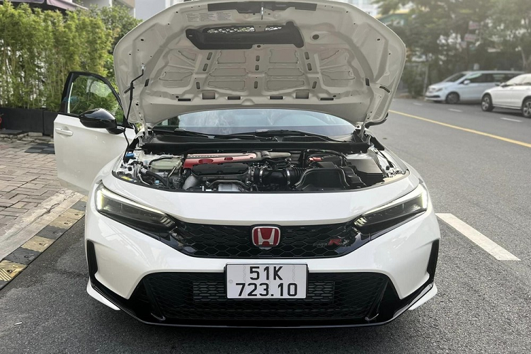 Dòng xe hiệu suất cao Honda Civic Type R 2023 mới đang nhận được sự quan tâm của giới chơi xe trong nước khi 2 chiếc xe đầu tiên đã bàn giao đến khách hàng. Trong đó, người đầu tiên tại Việt Nam sở hữu xe Honda Civic Type R 2023 là tay chơi siêu xe nổi tiếng Cường Đô la, trong khi đó, người thứ 2 là một khách mê xe tốc độ.