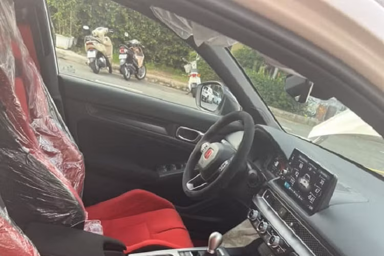 Nội thất chiếc xe hiệu suất cao Honda Civic Type R 2023 đầu tiên ra biển số tại Việt Nam có màu đỏ đen rất đẹp mắt, được bọc da alcantara, thể hiện đúng chất xe đua đường phố.