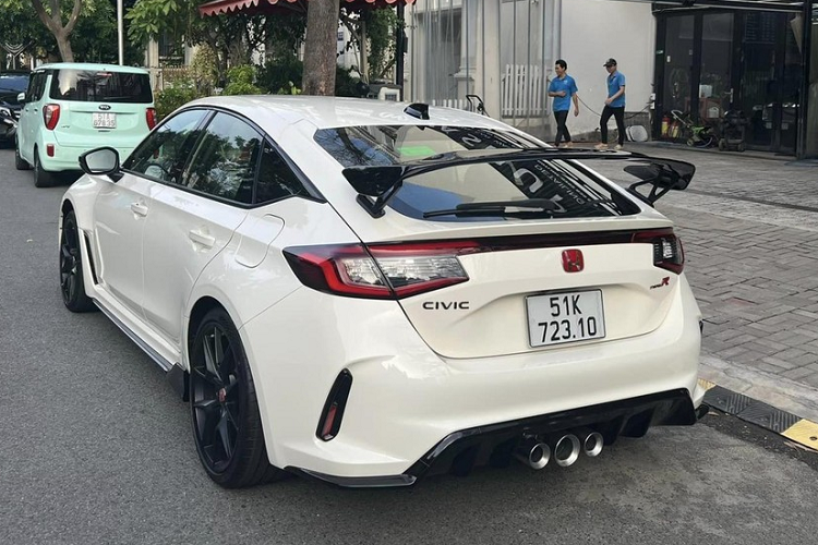 Thú vị hơn, trong khi chưa rõ Cường Đô la đã ra biển số cho chiếc Honda Civic Type R 2023 hay chưa thì xe thứ 2 bàn giao cho khách đã đóng biển 51K-723.10, qua đó, trở thành xe đua đường phố Honda Civic Type R 2023 đầu tiên có biển tại Việt Nam.