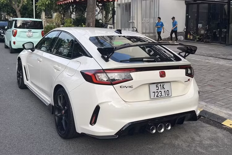 Thú vị hơn, trong khi chưa rõ Cường Đô la đã ra biển số cho chiếc Honda Civic Type R 2023 hay chưa thì xe thứ 2 bàn giao cho khách đã đóng biển 51K-723.10, qua đó, trở thành xe đua đường phố Honda Civic Type R 2023 đầu tiên có biển tại Việt Nam.