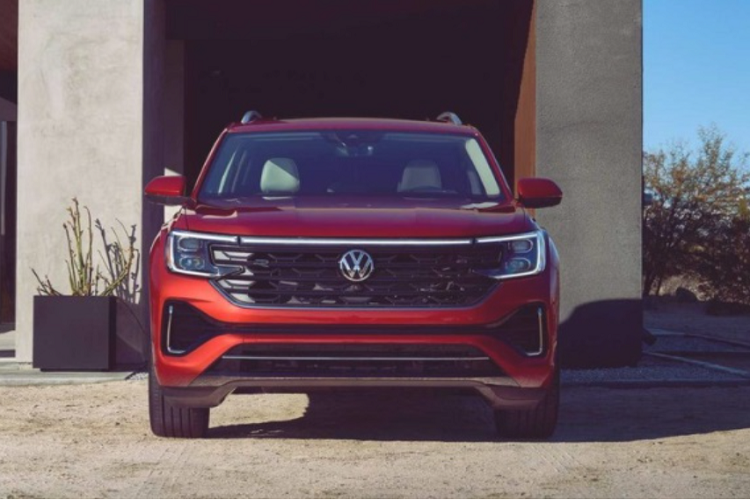 Ngoài ra, phần cản trước của xe cũng được thay đổi với 2 khe gió nằm ở hai góc và tạo cảm giác nối liền nhau. Hai khe gió này còn được trang trí bằng nẹp mạ crôm hình chữ "L". Bên dưới là hốc gió trung tâm cũng có nẹp mạ crôm.