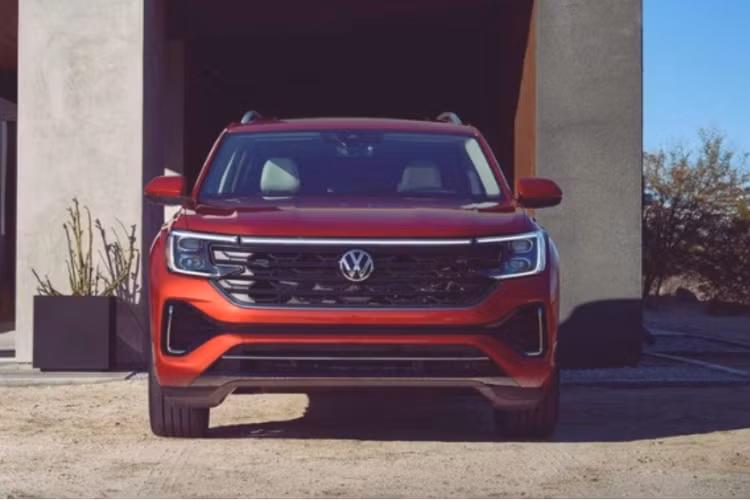 Ngoài ra, phần cản trước của xe cũng được thay đổi với 2 khe gió nằm ở hai góc và tạo cảm giác nối liền nhau. Hai khe gió này còn được trang trí bằng nẹp mạ crôm hình chữ "L". Bên dưới là hốc gió trung tâm cũng có nẹp mạ crôm.